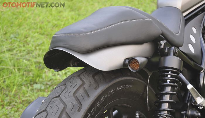 Jok custom, pas dengan buritan minimalis di Honda Rebel 500