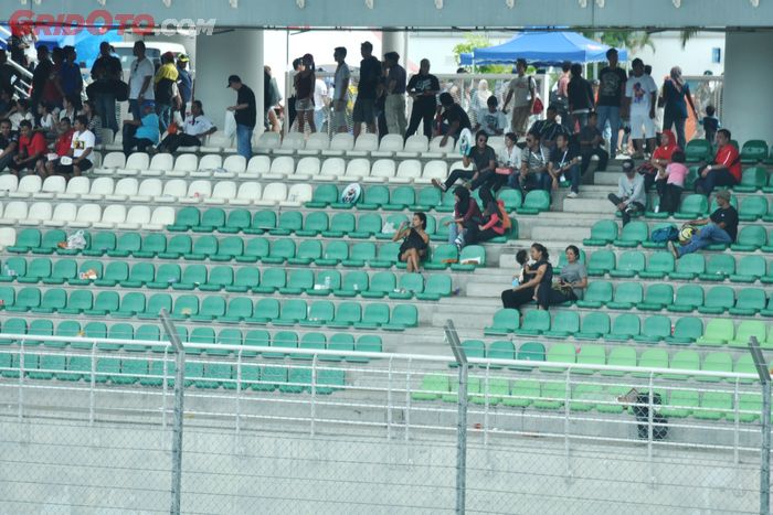 Setelah ada pemberitahuan balapan MotoGP Malaysia 2011 dibatalkan karena Marco Simoncelli meninggal dunia, penonton meninggalkan tribun