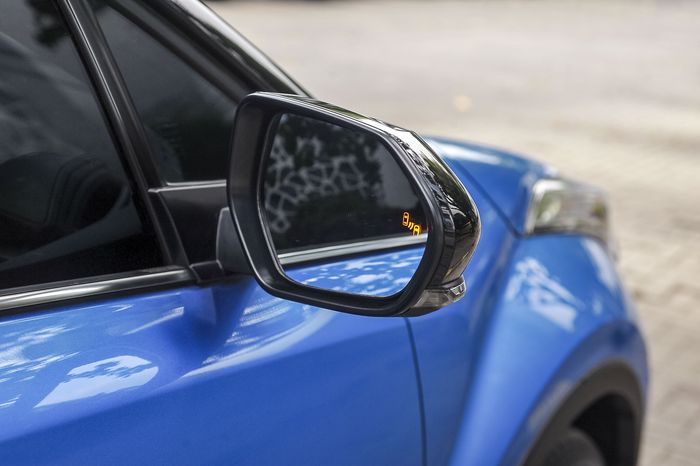 Teknologi Blind Spot Monitor System milik Toyota C-HR yang bisa mencegah kecelakaan