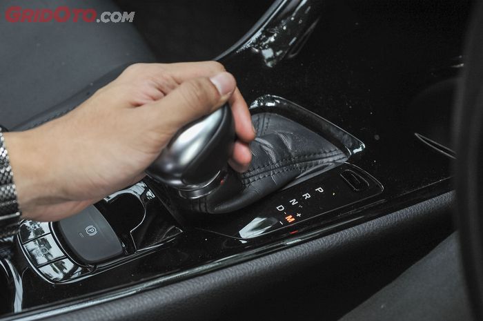 Dengan mode manual Anda dapat memindahkan posisi gigi lebih akurat sesuai kebutuhan atau mengemudi s