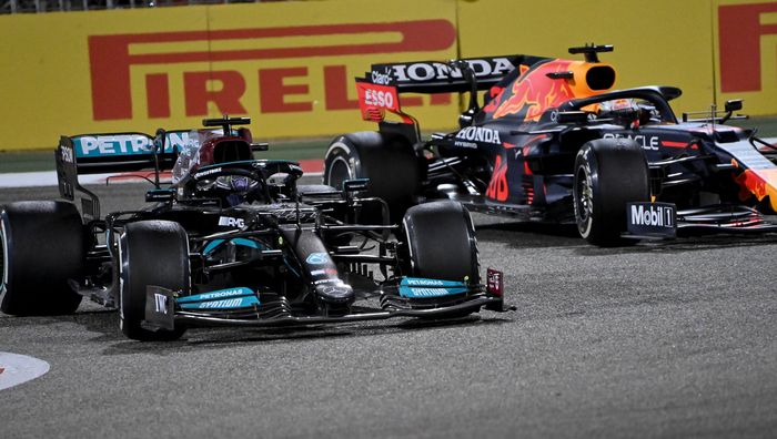 Lewis Hamilton saat bersaing sengit dengan pembalap tim Red Bull, Max Verstappen di F1 Bahrain 2021