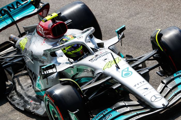 Lewis Hamilton mengemudikan mobil Mercedes W13 pada kualifiaksi F1 Prancis 2022