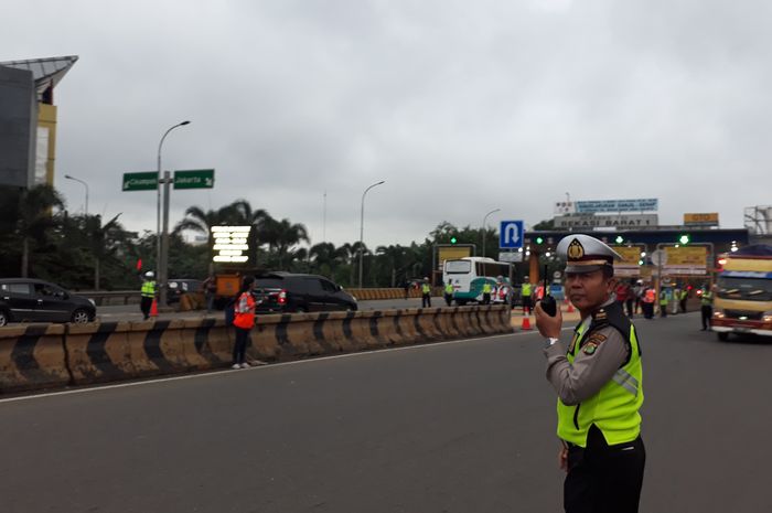 Polisi yang tengah berjaga di Pintu Tol Bekasi Barat 1