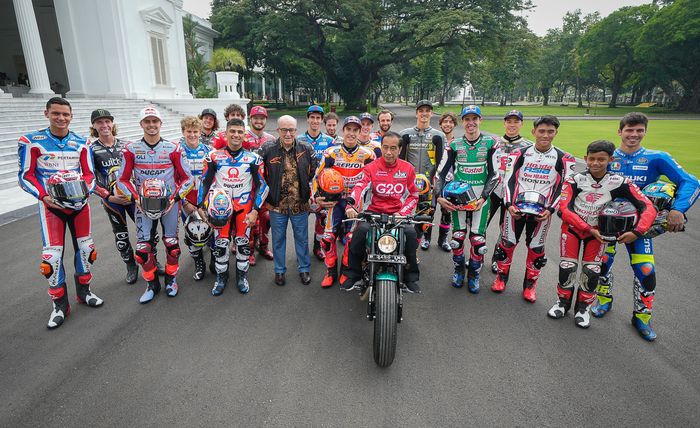 Presiden Jokowi foro bersama pembalap yang akan berkompetisi di sirkuit Mandalika pada event MotoGP Indonesia 2022