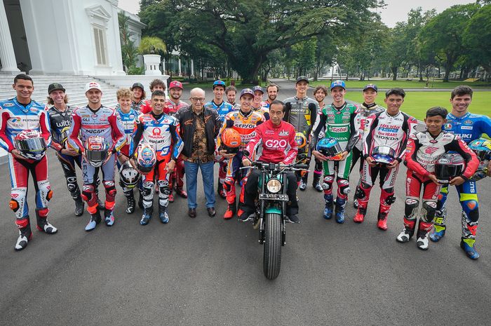 Presiden Jokowi foro bersama pembalap yang akan berkompetisi di sirkuit Mandalika pada event MotoGP Indonesia 2022