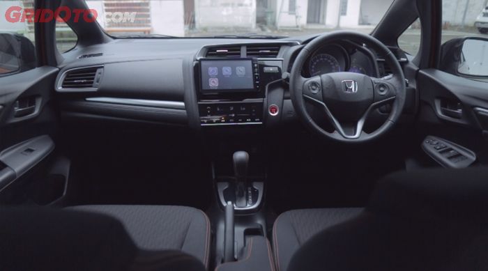 Interior Honda Jazz RS (komparasi Compact Hatchback)