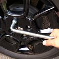 Kok Kencangkan Mur Roda Mobil Harus Silang? Ternyata Ini Tujuannya