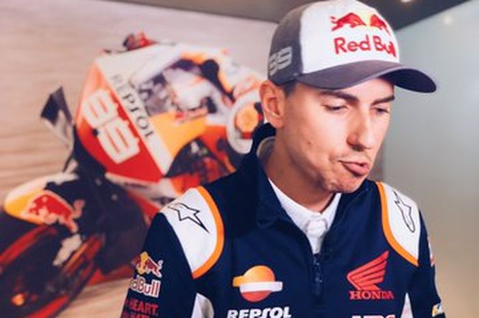 Jorge Lorenzo balas sindiran yang dilontarkan bos tim Repsol Honda ke dirinya terkait keberanian
