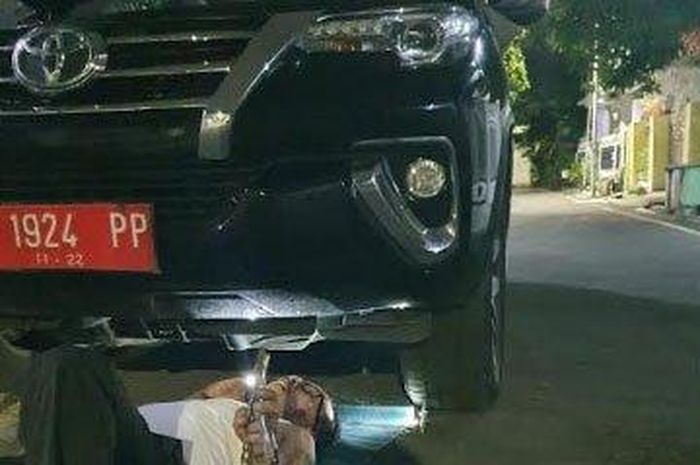 Wakil Ketua DPRD Surabaya, A Hermas Thony cek ruang mesin setelah dengar suara kucing, (2/11/22)