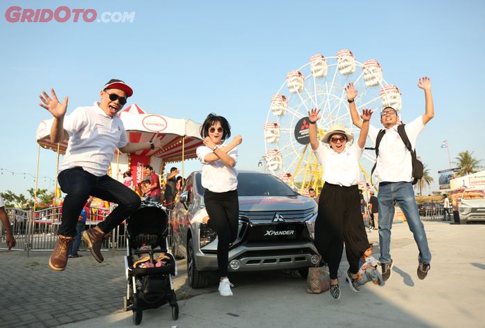 Dua pasang keluarga saat mengikuti event Xpander Tons of Real Happiness, Kota Makassar