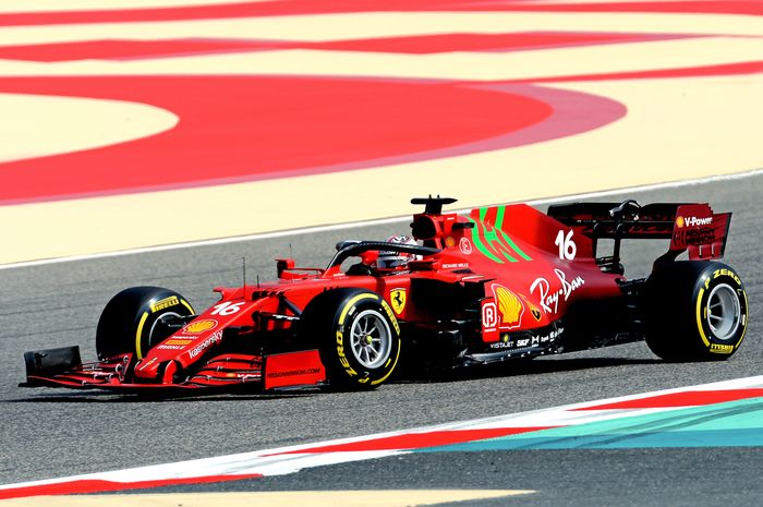 Charles Leclerc mengendarai mobil Ferrari SF21 di sirkuit Bahrain, Kamis (11/3/2021) untuk pengambilan film, sebelum tes pramusim dimulai di sini