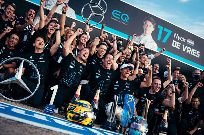 Nyck de Vries dan tim Mercedes-EQ sama-sama meraih gelar juara dunia Formula E 2020-2021, setelah balapan di Berlin ePrix