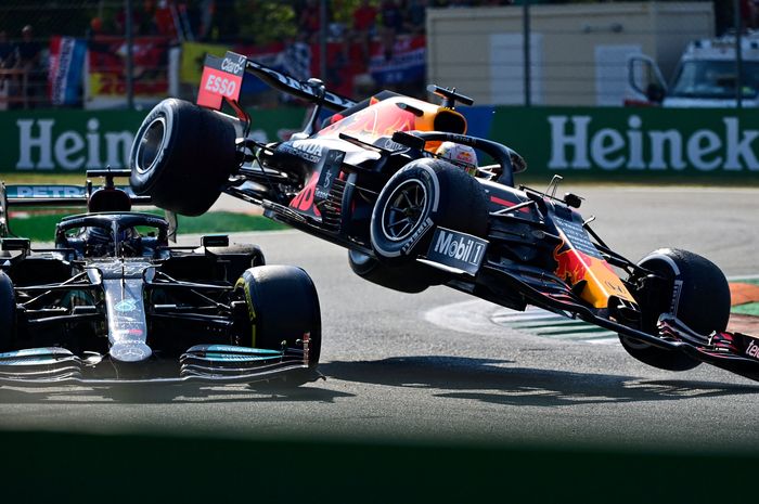 Pembalap tim Red Bull, Max Verstappen dianggap bersalah atas insiden tabrakan dengan Lewis Hamilton di F1 Italia 2021