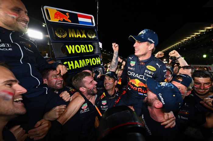 Tim Red Bull Racing merayakan Max Verstappen juara F1Jjepang 2022 sekaligus mengunci gelar juara dunia F1 2022