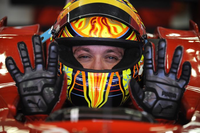Salah satu ekspresi Valentino Rossi di kokpit mobil F1 Ferrari