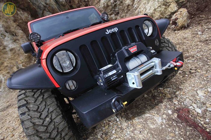 Bumper depan Jeep JK Wrangler diganti custom sekaligus dipasangi Winch Warn 9.5CTI 