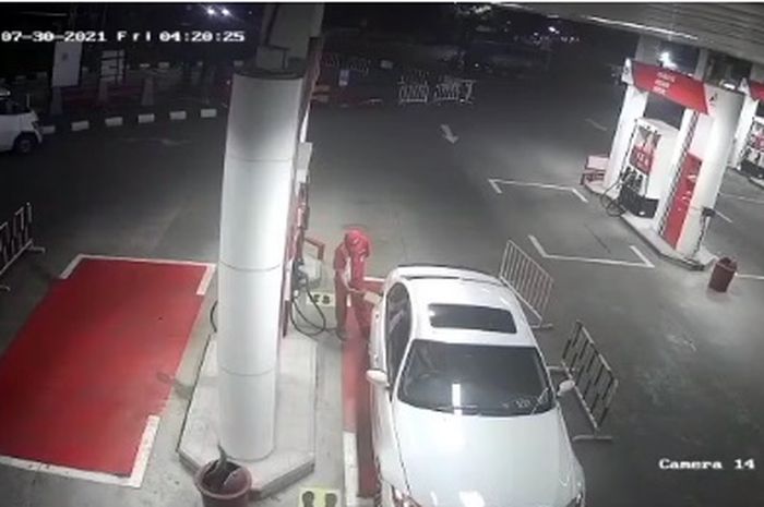Rekaman CCTV kejadian pengemudi BMW 320i E90 yang kabur setelah mengisi bahan bakar di SPBU Kodam Bintaro 34-12304.