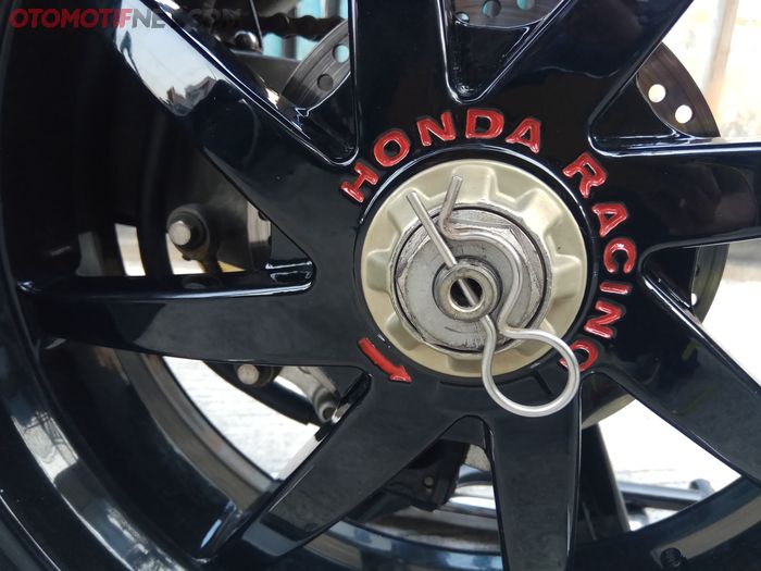 Pelek ukuran 17 inci berbahan magnesium, ada tanda panahnya