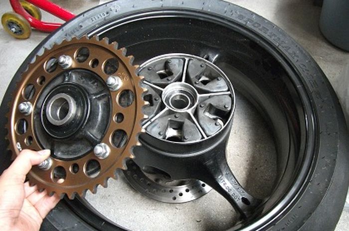 Posisi karet damper roda ada dibalik gir belakang