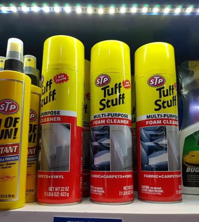 Bisa manfaatkan cairan pembersih interior yang banyak pilihannya di pasaran