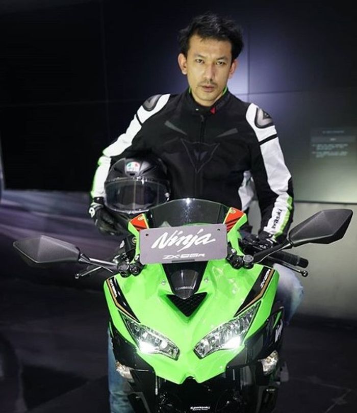 Rio Dewanto tunggangi Kawasaki Ninja ZX-25R warna hijau