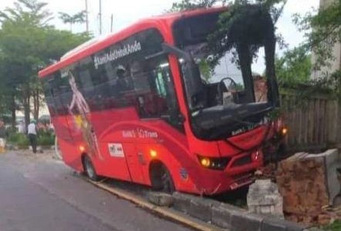 Kondisi bus BST setelah insiden kecelakaan.