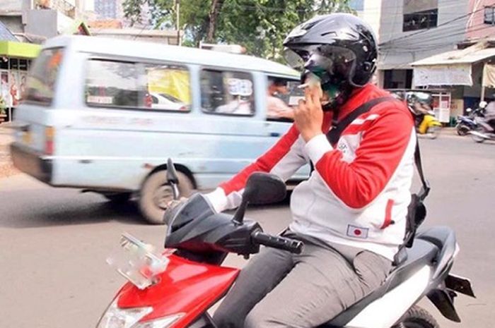 Himbauan kepolisian tentang merokok saat berkendara