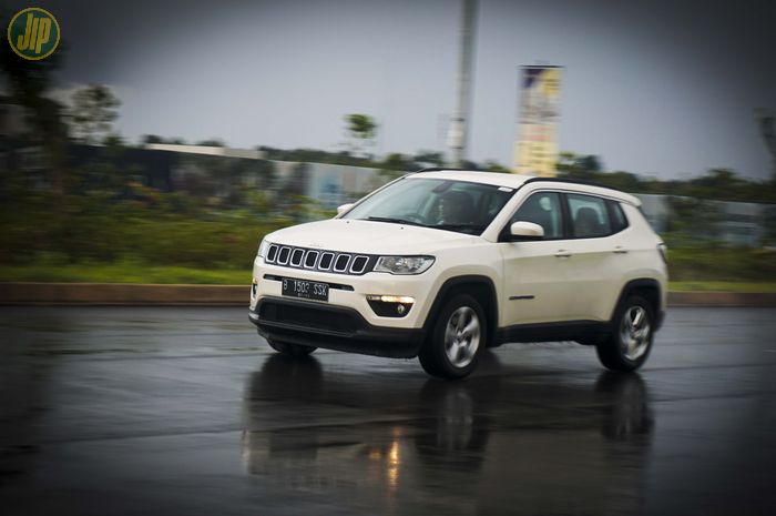 Ada Hal Unik Saat Mengisi Bbm Di Jeep Compass Longitude Apakah Itu Gridoto Com