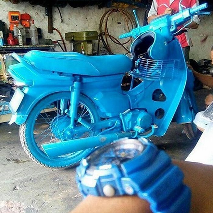 Honda Astrea Prima dicat biru.