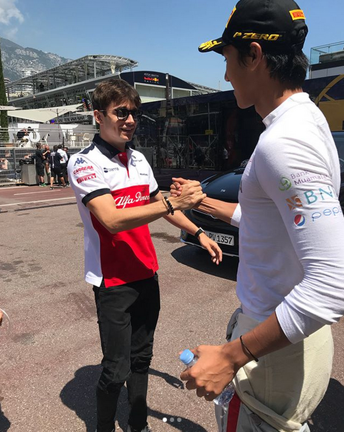 Sean Gelael juga mendapatkan ucapan selamat dari pembalap F1 tim Sauber, Charles Leclerc. Sean saat ini balapan di tim Prema yang tahun lalu membawa Leclerc juara F2
