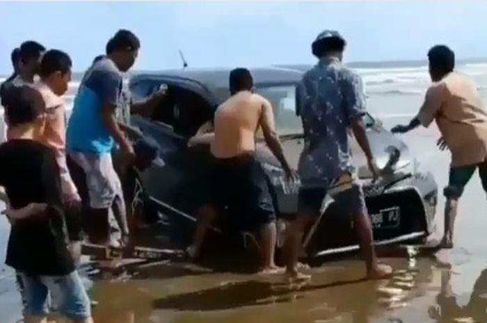 Toyota Calya kejebak pasir pantai