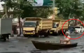 Pengemudi Mobil Nekat Terjang Banjir, Pakar Safety Anjurkan Lakukan Langkah-langkah Ini!