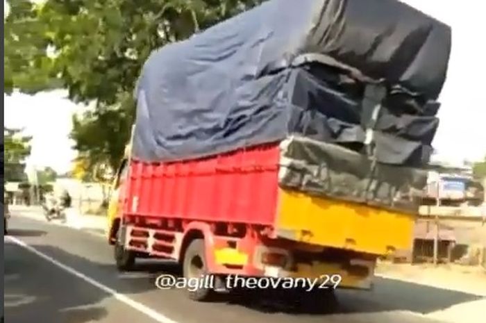 Aksi truk ugal-ugalan di jalan