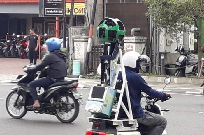 Operator Google Trekker pakai motor listrik di Bandung