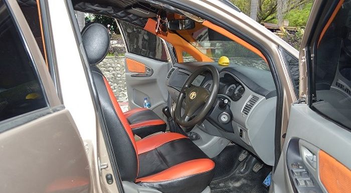 Kondisi interior Toyota Kijang Innova E 2005 yang dilelang.