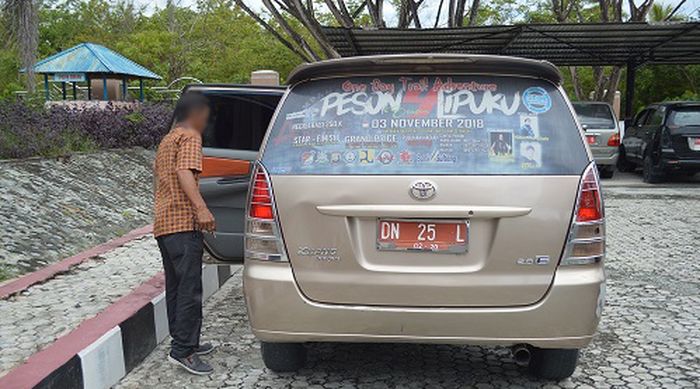 Tampak belakang dari Toyota Kijang Innova # 2005 yang diilelang.