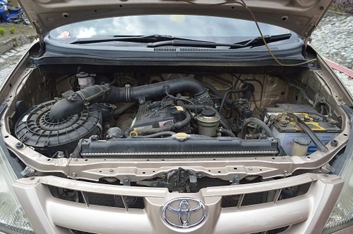 Ilustrasi kap mesin yang terbuka