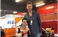 Tinggi Boleh Jauh Beda, Dani Pedrosa dan Pria Ini Sama-Sama Andalkan Tangan Kanan