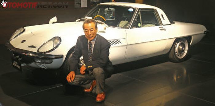 Yang menarik saat para pengunjung booth Mazda yang hampir sama umurnya alias tuwir, saat bertemu dengan Mazda Cosmo Sport, selalu berfoto.