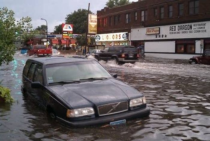Ilustrasi mobil Volvo terendam banjir