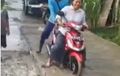 Ada Lagi, Emak-Emak Naik Motor Masuk ke Jalan Yang Lagi Dicor, Nancep Deh