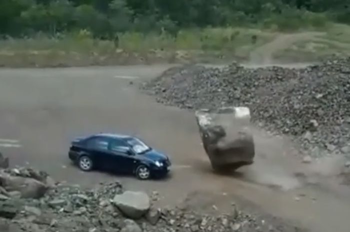 Mobil nyaris tertindih batu di pertambangan