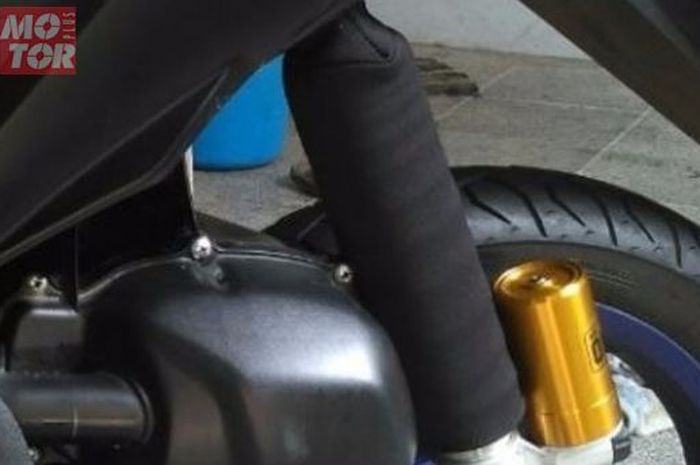 Kenapa pabrikan tidak menyarankan pemasangan sarung sokbreker di motor? Simak nih penjelasannya.