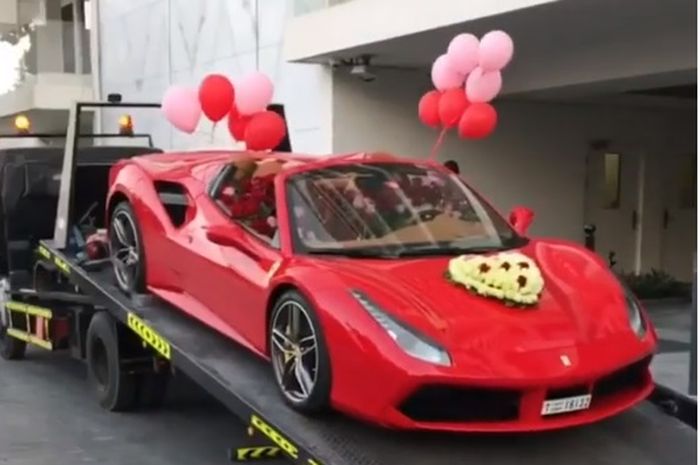 Paket 1000 bunga mawar di atas Ferrari 488