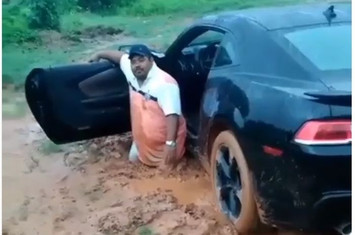Pengemudi Chevrolet Camaro terjebak lumpur