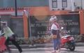 Motornya Distop, Mata Ibu-ibu Menyala Dan Badan Bersinar, Polisi Spontan Kabur