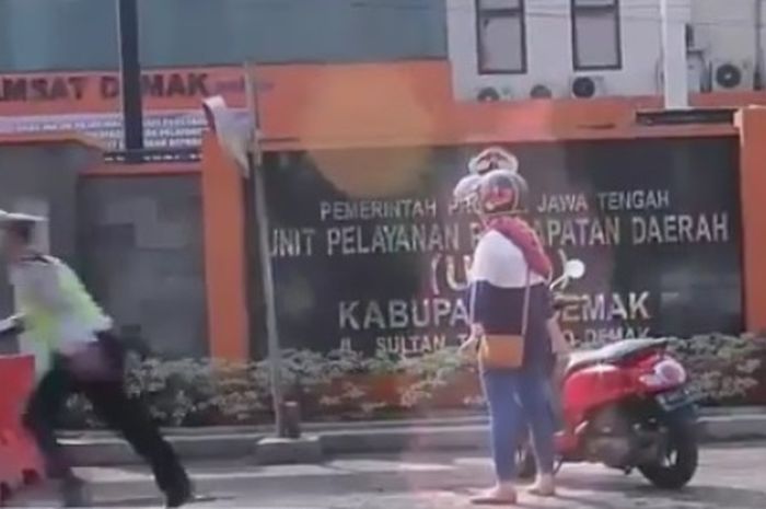 The Power of Emak-Emak sampai bikin petugas kepolisian pun kabur