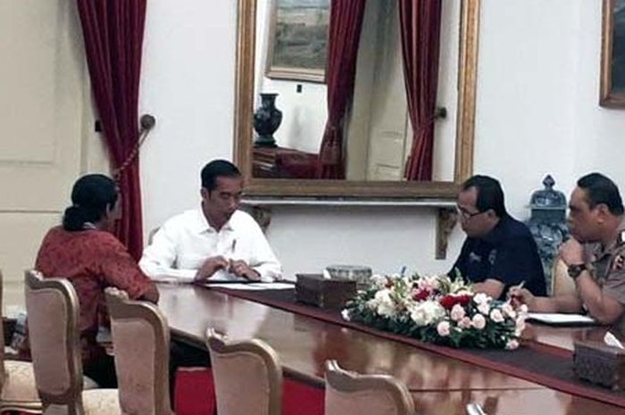 Presiden Joko Widodo menerima sopir angkot yang jalan kaki dari Sidoarjo ke Jakarta