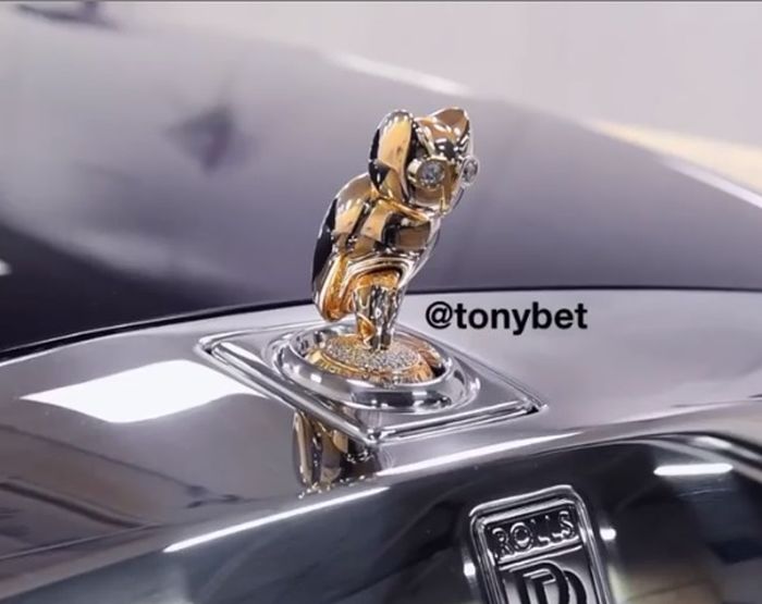 Logo Rolls-Royce pada mobil Drake yang diganti