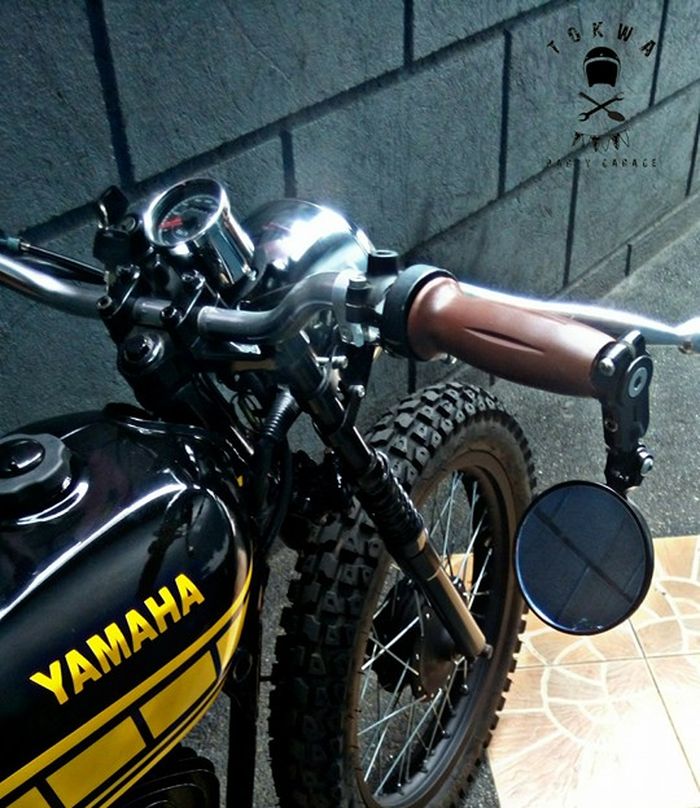 Setang lebar dengan grip klasik dan spion bar-end